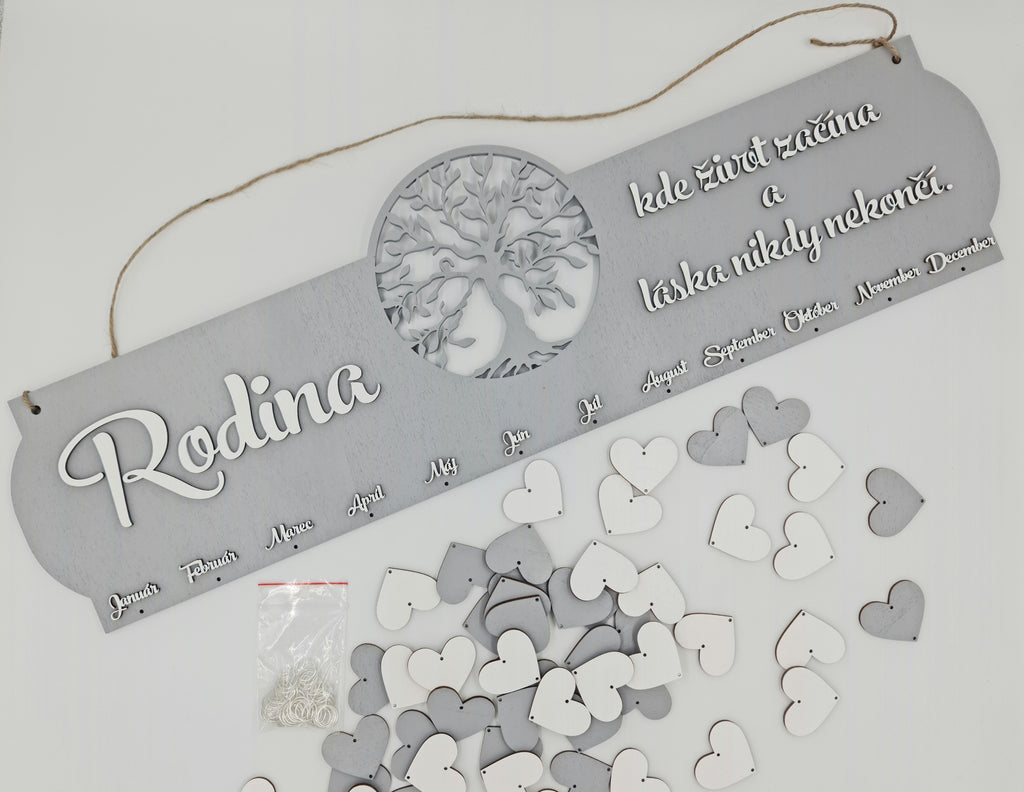 Drevený rodinný kalendár s nápisom Rodina, stromom a závesnými srdiečkami s menami