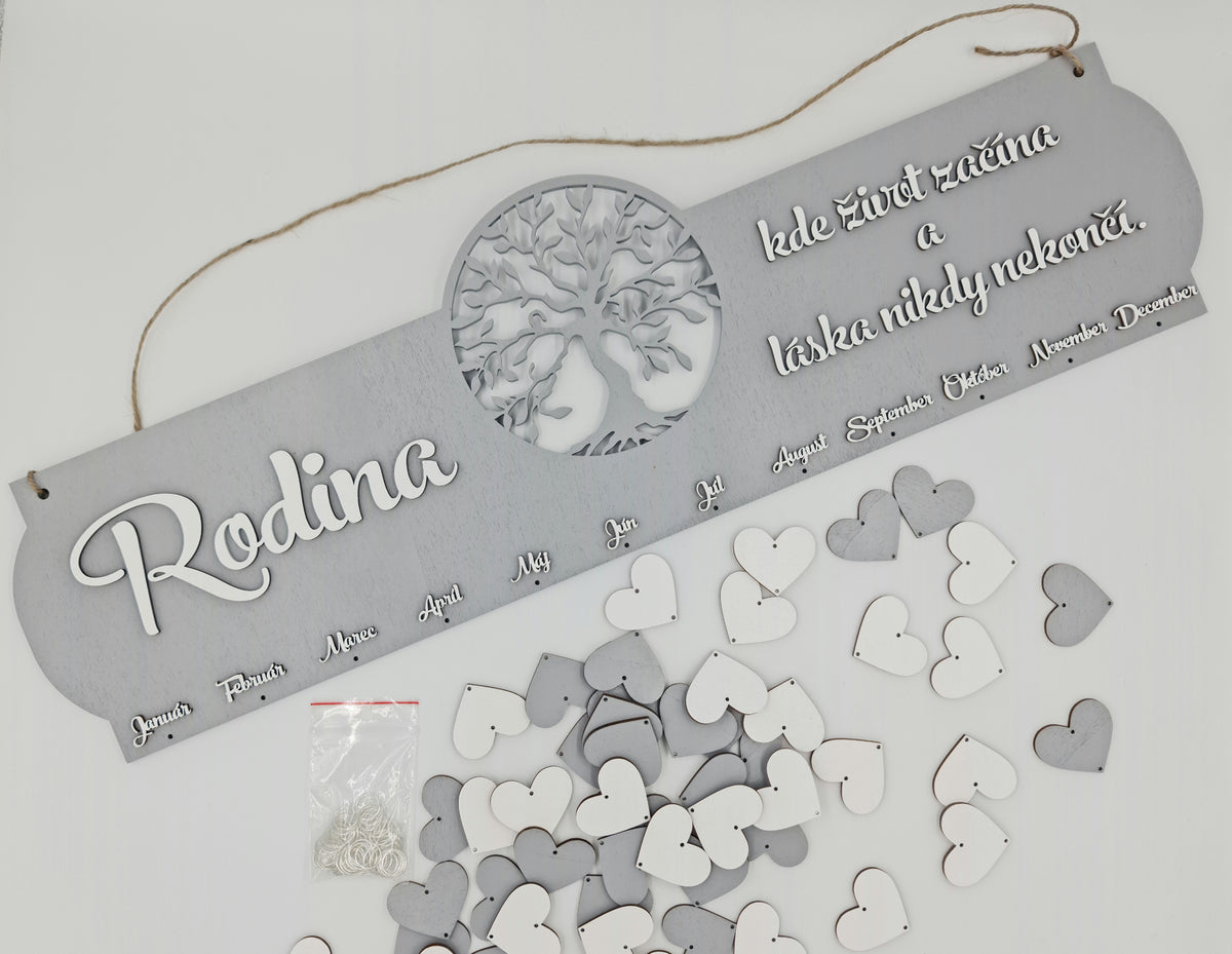 Drevený rodinný kalendár s nápisom Rodina, stromom a závesnými srdiečkami s menami
