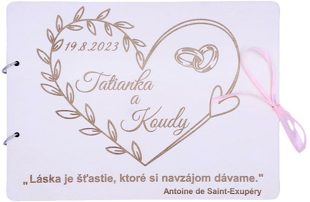 Drevený svadobný album s gravírovaným srdcom, menami novomanželov a stuhou