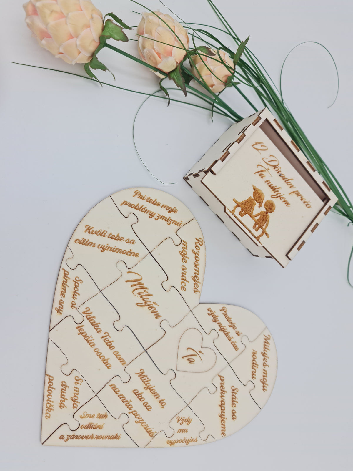 Zložené drevené puzzle v tvare srdca s gravírovanými vyznaniami lásky a darčekovou krabičkou