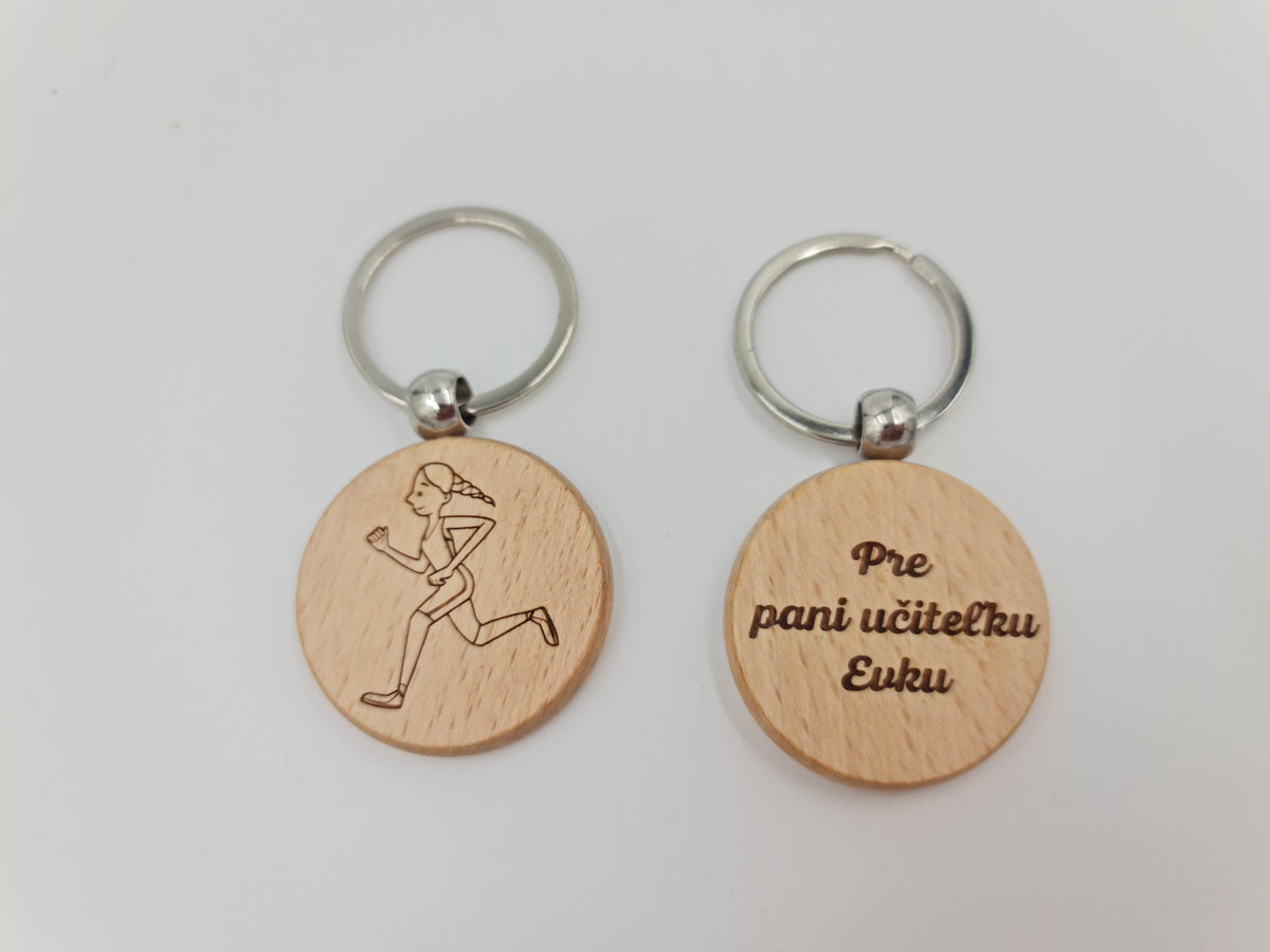Drevené kľúčenky – obojstranná gravírovaná ukážka: bežkyňa a text Pre pani učiteľku Evku