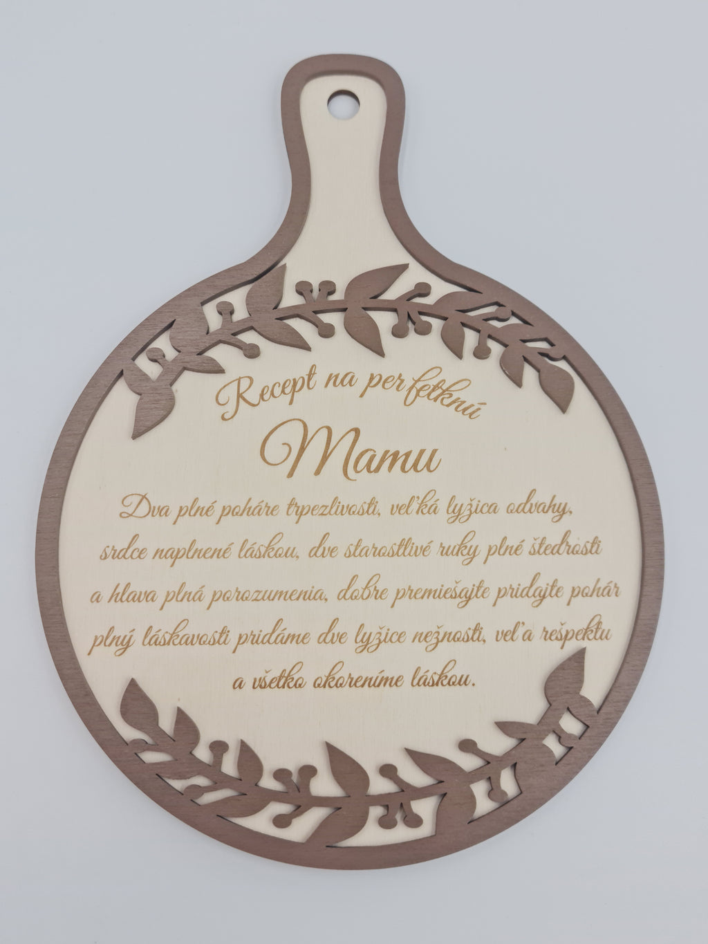 Drevený dekoračný lopárik s gravírovaným venovaním Recept na perfektnú mamu a kvetinovým ornamentom