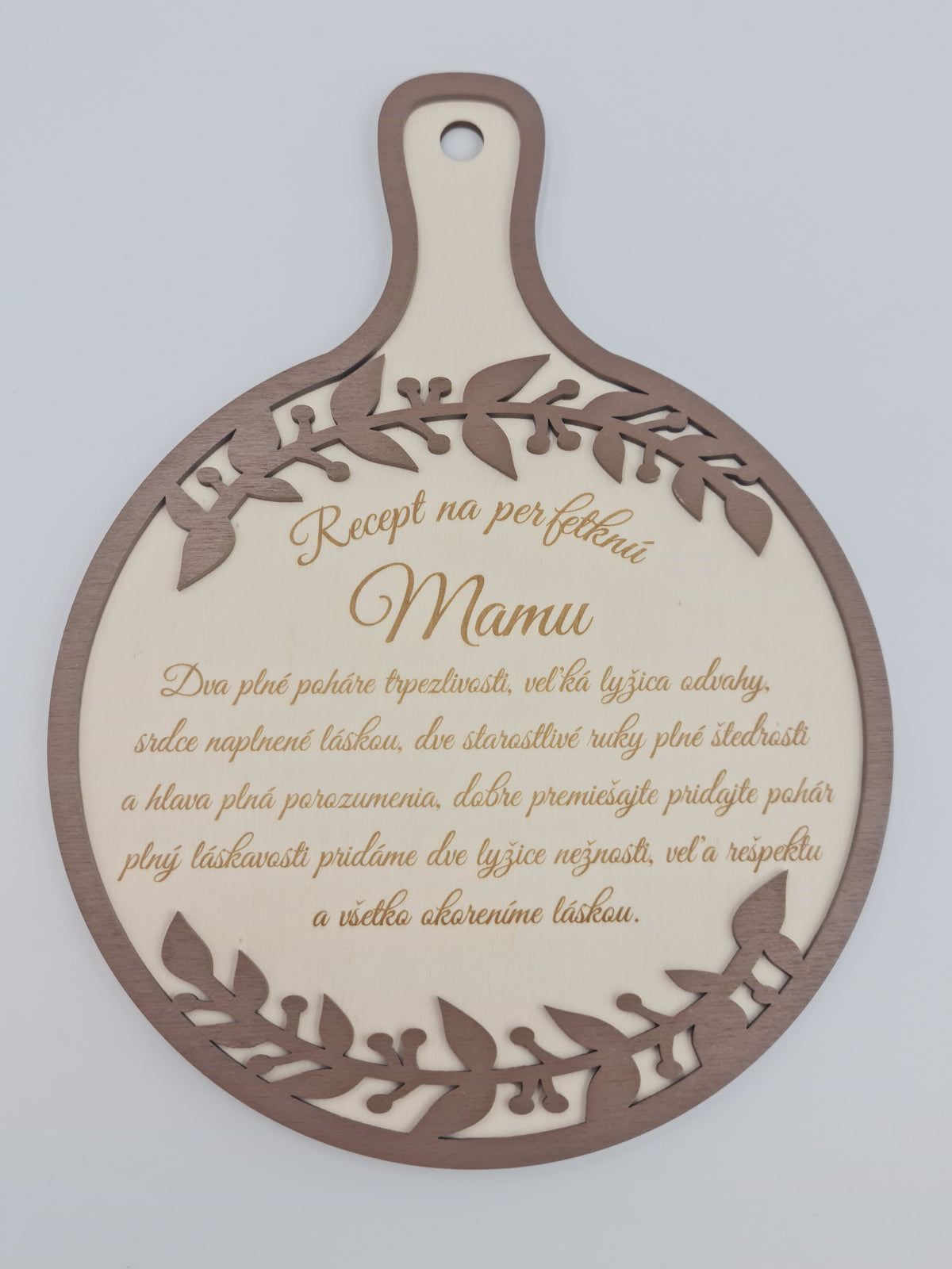 Drevený dekoračný lopárik s gravírovaným venovaním Recept na perfektnú mamu a kvetinovým ornamentom