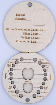 Vnútro krabičky na zúbky s gravírovanými údajmi o narodení a miestom na fotku