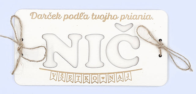 Drevená obálka na peniaze s vyrezaným nápisom NIČ a gravírovanou girlandou Všetko naj