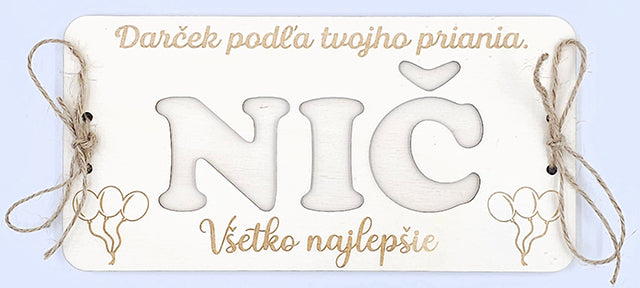 Drevená obálka na peniaze s vyrezaným nápisom NIČ, balónikmi a prianím Všetko najlepšie