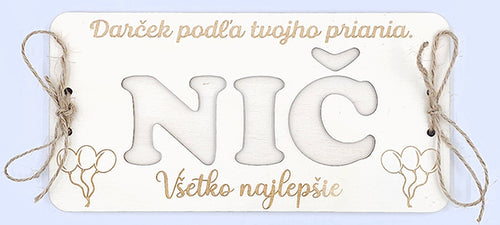 Drevená obálka na peniaze s vyrezaným nápisom NIČ, balónikmi a prianím Všetko najlepšie