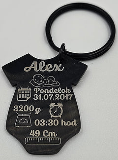 Čierna kľúčenka v tvare bodyčka s gravírovanými údajmi o narodení – meno Alex