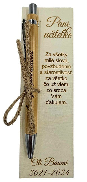 Drevená tabuľka pre učiteľov s gravírovaným venovaním a bambusovým perom
