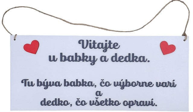 Drevená tabuľka s nápisom Vitajte u babky a dedka a červenými srdiečkami, na konopnej šnúrke