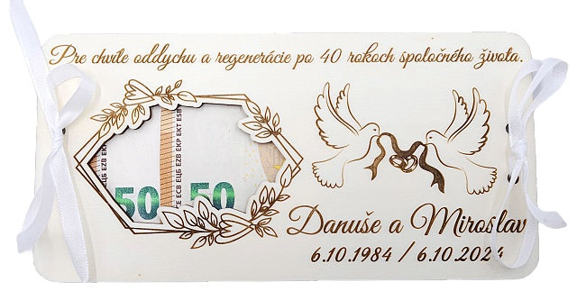 Drevená obálka na peniaze k výročiu s gravírovanými menami, dátumom a bielou stužkou