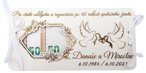 Drevená obálka na peniaze k výročiu s gravírovanými menami, dátumom a bielou stužkou