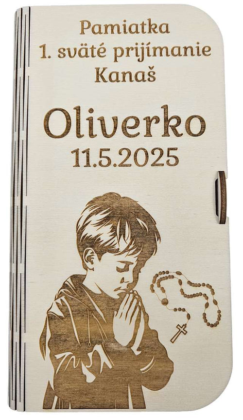 Drevená krabička na prvé sväté prijímanie s gravírovaným menom, dátumom a motívom modliaceho sa chlapca