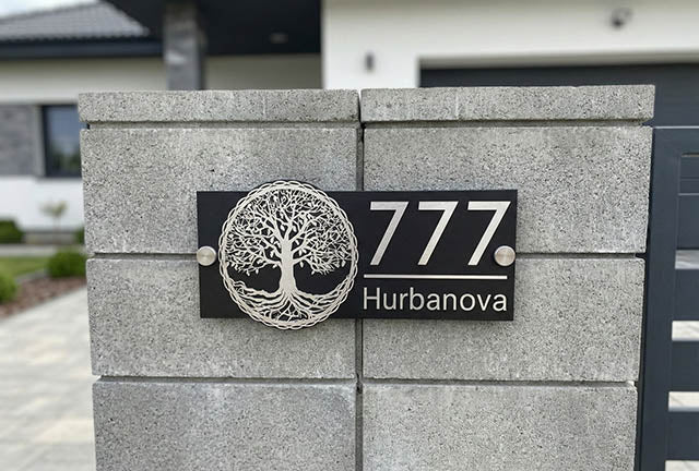 Popisné číslo domu so stromom života a názvom ulice z čierneho Dibondu na stene