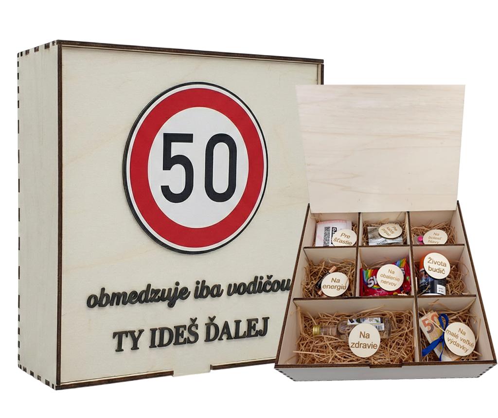 Drevený darčekový box s motívom dopravnej značky 50 a nápisom Obmedzuje iba vodičov – ty ideš ďalej