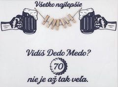 Drevená narodeninová tabuľka na darovanie peňazí s pivovými krígľami, štipcami a číslom 70