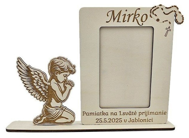 Drevený rámik na fotografiu s gravírovaným anjelom a ružencom pre chlapca, pamiatka na 1. sväté prijímanie