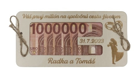 Drevená svadobná obálka na peniaze s výrezom na bankovku, gravírovanými obrúčkami a siluetou novomanželov