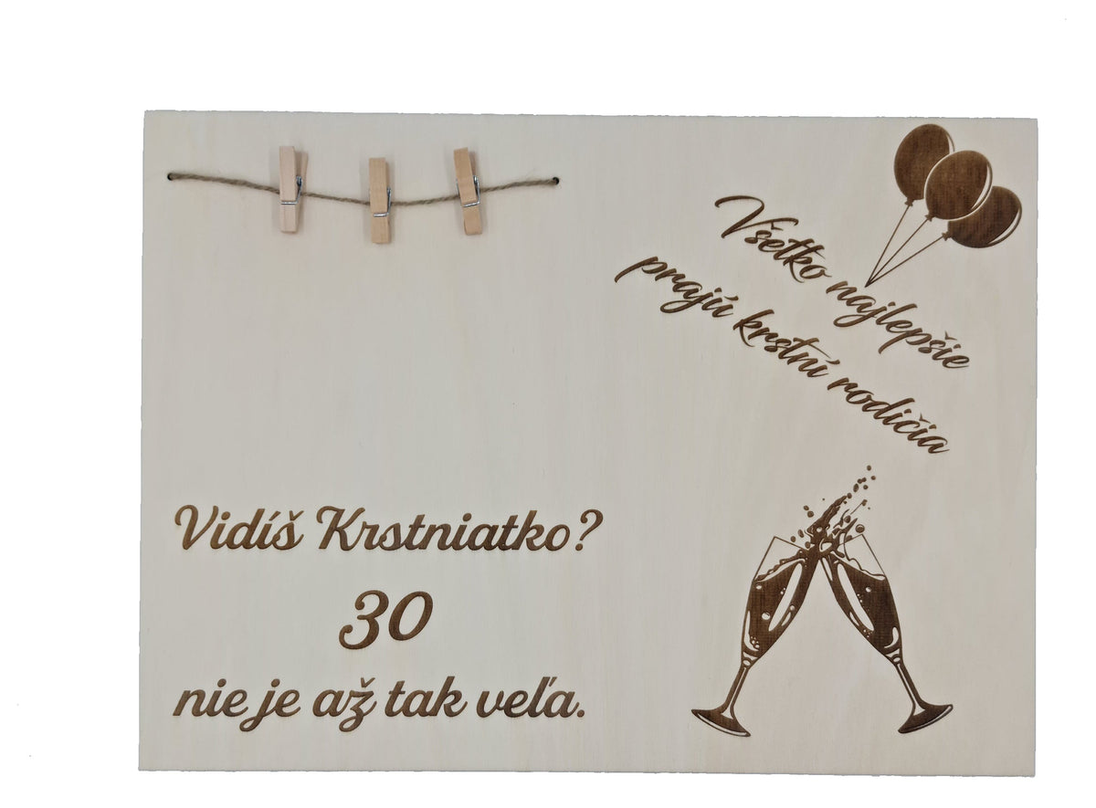 Drevená gravírovaná tabuľka na peniaze so štipcami, špagátikom, balónmi a pohármi na prípitok