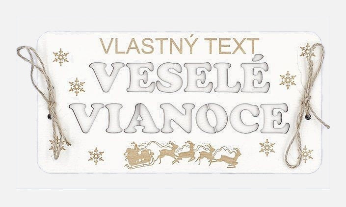 Drevená obálka na peniaze s vyrezaným nápisom Veselé Vianoce a miestom na vlastný text